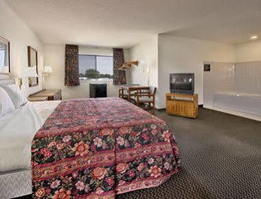 Super 8 Charles City Room photo