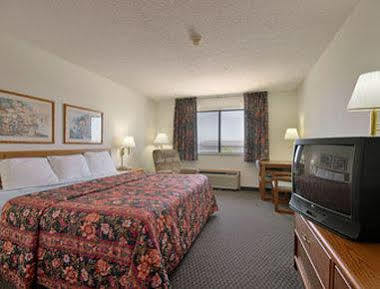 Super 8 Charles City Room photo