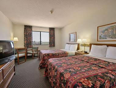 Super 8 Charles City Room photo